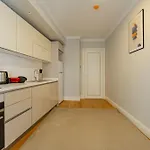 דירה 3-bedroom New And Spacious *